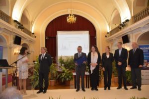 Kiss Adrienn felvételén balról jobbra: Bán Teodóra, a BFTK ügyvezetője, Lázár Vilmos, a Nemzeti Vágta elnöke és munkatársai